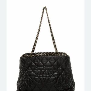 CHANEL Black Quilted Chain-Shoulder Bag